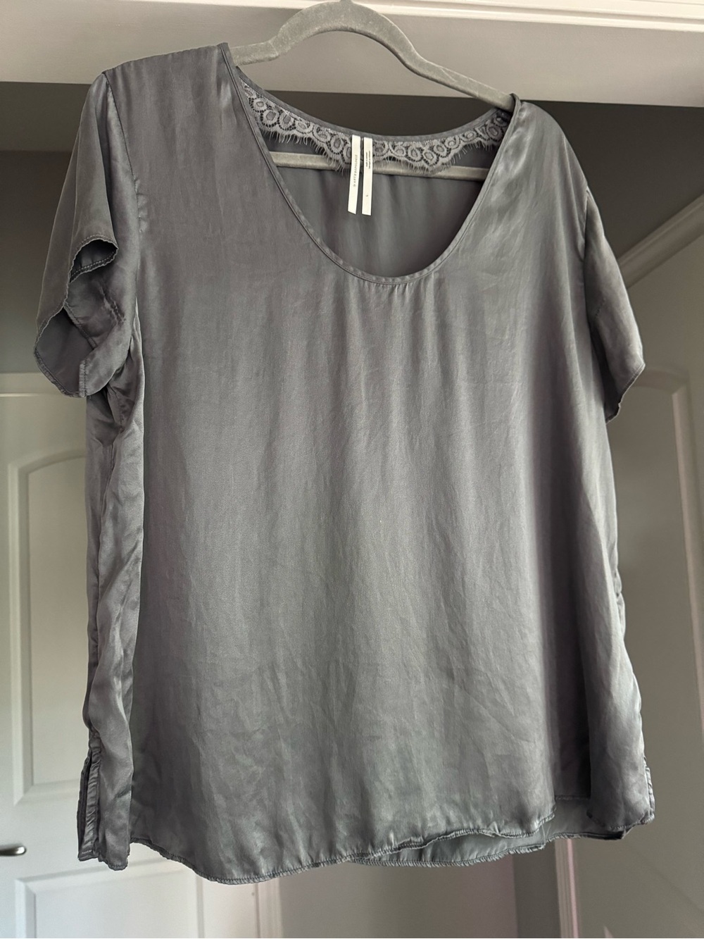 Anthropologie 100% Silk Blouse Womens L Gray Lace Romantic Classic Capsule